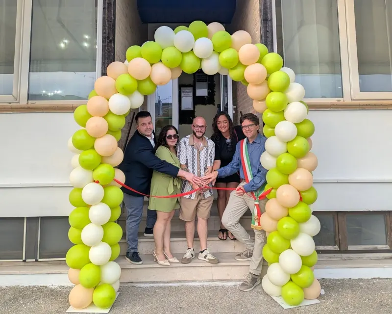 Il taglio del nastro davanti all'ingresso del Green Restaurant