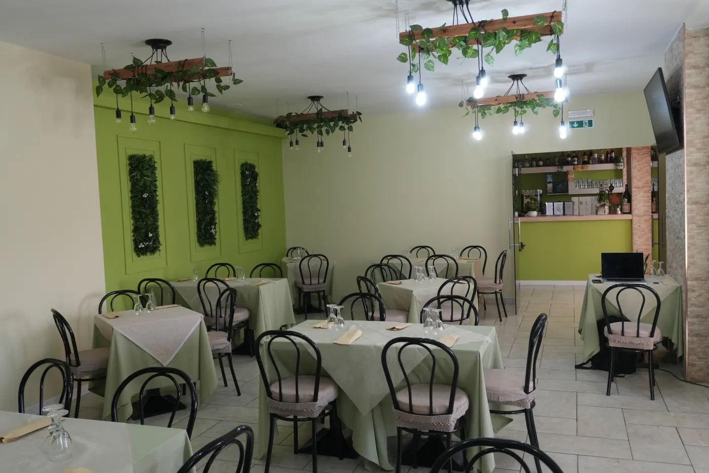 La sala con il bancone del bar sul fondo