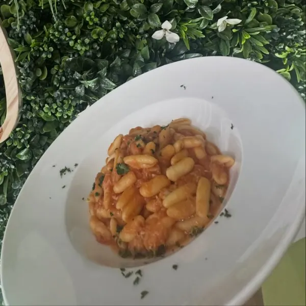 Un piatto di cavatelli al sugo
