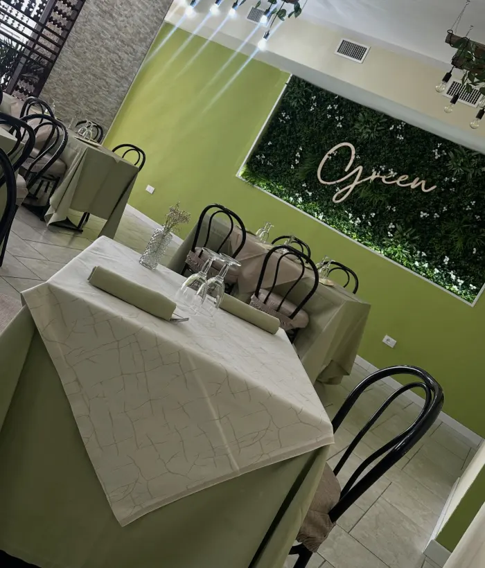 La sala del Green Restaurant vista dall'ingresso